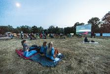 Letní kino Plzeňského kraje přiveze lidem komedii Někdo to rád v Plzni